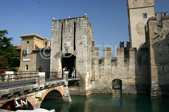 stock photo image: Europe, italy, italian, northern, northern italy, lombardy, brescia, sirmione, garda, lake garda, lake, lakes, architecture, castle, castles, scaliger, scaliger castle, fort, forts, fortress, footbridge, footbridges, pedestrian, pedestrians, fortresses, moat, moats, drawbridge, drawbridges, draw bridge, draw bridges, bridge, bridges.