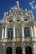Europe, germany, bavaria, linderhof, linderhof castle, architecture, castle, castles, ludwig, king ludwig, statue, statues, pillar, pillars, column, columns, balcony, balconies, verandah, verandahs, arch, arches, archway, archways, window, windows.