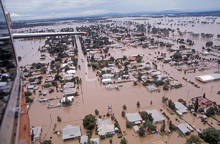 stock photo image: Australia, New South Wales, disaster, disasters, flood, floods, flooding, flooded, river, rivers, namoi, namoi river, wee waa, house, houses, housing, aerial, aerials.