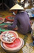 Vietnam, hoi-an, market, markets, fish, crab, crabs, woman, women, female, females, hat, hats.