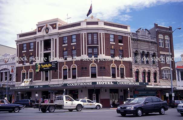 stock photo image: Australia, NSW, Sydney, city, cities, traffic, road, roads, sealed road, sealed roads, hotel, hotels, pub, pubs, courthouse hotel, Taylor square, Oxford Street, architecture, intersection, intersections, crossroad, crossroads.