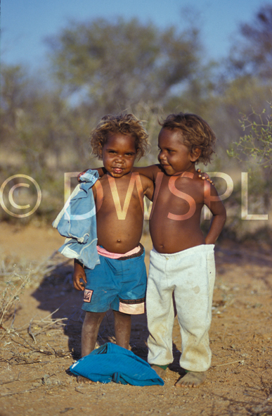 stock photo image: Australia, Anmatyerr, anmatyerr country, community, communities, australian, australian people, child, Children, young child, young children, friend, friends, aborigine, aborigines, aboriginal, aboriginals, aboriginal child, aboriginal children, aborigine child, aborigine children, indigenous, indigenous people, Yuwelamu, Mount Allan, Nt, Northern Territory, outback, australian outback, outback australia, desert, deserts.