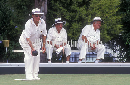 stock photo image: Sport pictures, Sports, bowls, lawn bowls, hat, hats, man, men, male, males, old man, old men, elderly man, elderly men, senior, seniors, senior citizen, senior citizens, aged people, old people, elderly people, watch, watches, wristwatch, wristwatches, wrist watch, wrist watches, people, old, aged, elderly, outdoors, leisure.