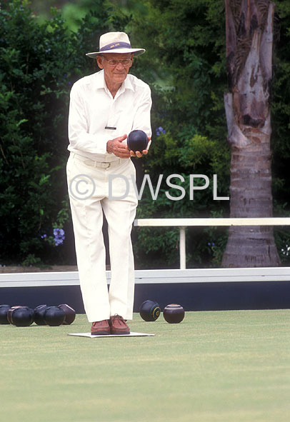 stock photo image: Sport pictures, Sports, bowls, lawn bowls, hat, hats, people, man, men, male, males, old, aged, elderly, old man, old men, elderly man, elderly men, aged people, old people, elderly people, leisure, outdoors, hat, hats, ball, balls.