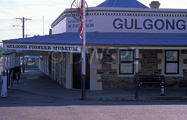 stock photo image: Australia, New South Wales, town, towns, gulgong, museum, museums, sign, signs, architecture, flag, flags, australian, australian flag, australian flags, road, roads, sealed, sealed road, sealed roads.