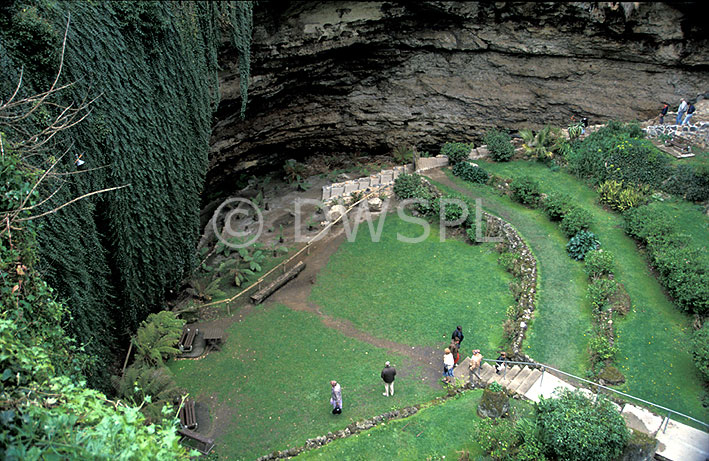 stock photo image: Australia, sa, south australia, mount gambier, umpherston, umpherston sinkhole, sinkhole, sinkholes, james umpherston, limestone, umpherston cave, cave, caves.