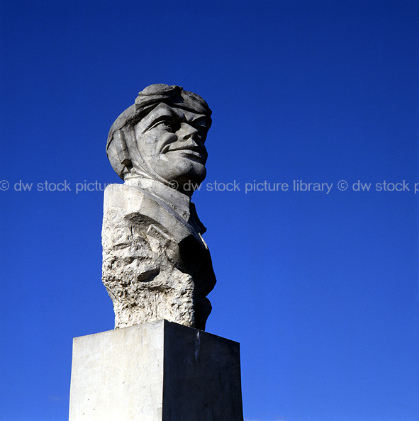 stock photo image: Australia, queensland, qld, bundaberg, hinkler, bert hinkler, aviator, aviators, pilot, pilots, history, australian history, bust, busts, statue, statues, monument, monuments.