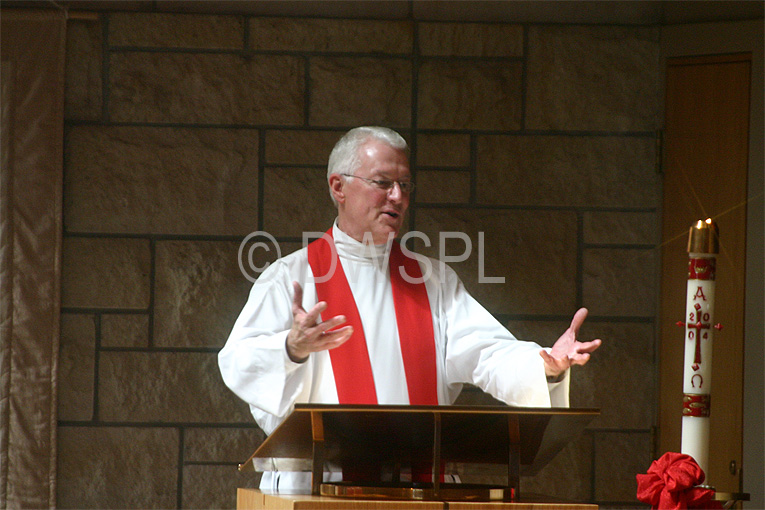 stock photo image: Religion, religions, religious, catholic, catholics, catholic religion, roman catholic, roman catholics, roman catholic church, roman catholicism, christianity, christian, christians, faith, spirituality, worship, worships, worshipping, people, priest, priests, homily, consecrate, consecrates, mass, MM49,
