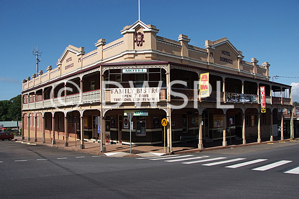 stock photo image: Australia, New South Wales, Dorrigo, dorrigo hotel, hotel, hotels, pub, pubs, architecture, sign, signs, pedestrian, pedestrians, pedestrian crossing, pedestrian crossings, zebra crossing, zebra crossings, motel, motels.