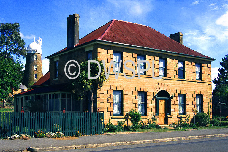 stock photo image: Australia, tas, tassie, tasmania, oatlands, white horse inn, inn, inns, hotel, hotels, pub, pubs, architecture, callington mill, mill, mills, chimney, chimneys.