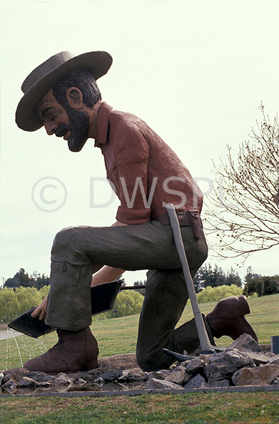 stock photo image: Australia, New South Wales, bathurst, big gold panner, statue, statues, man, men, male, males, gold panner, gold panners, gold panning, hat, hats, beard, beards.