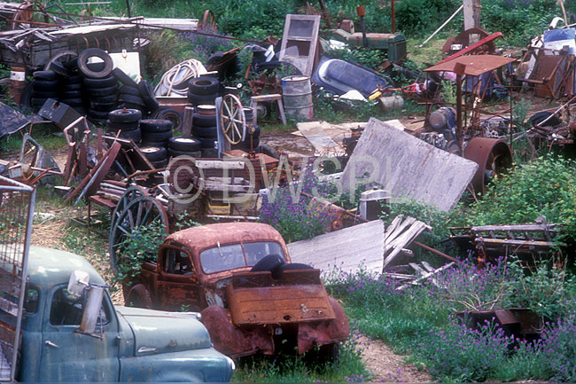 stock photo image: Australia, sa, south australia, dump, dumps, rubbish, garbage, rubbish dump, rubbish dumps, rubbish tip, rubbish tips, landfill, waste, waste management, car, cars, scrap.