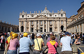 Europe, Italy, Italian, Rome, Vatican, Vatican City, St Peters, St Peters Square, Architecture, column, columns, pillar, pillars, people, tourist, tourists, tourism, tourism industry, tourism, crowd, crowds, FF25,
