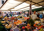Europe, Italy, Italian, Rome, market, markets, market stall, market stalls, fruit, vegetable, vegetables, people, FF25,