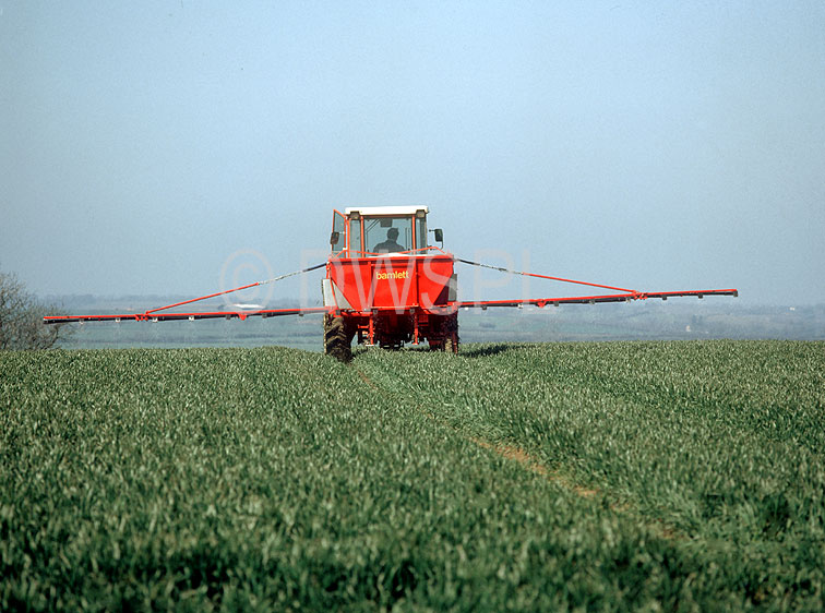 stock photo image: Farming, Farmland, farm, farms, Agriculture, rural, rural scene, rural scenes, crop, crops, wheat, wheat crop, wheat crops, bamlett, spreader, spreaders, fertilizer, fertilise, fertilising, machinery.