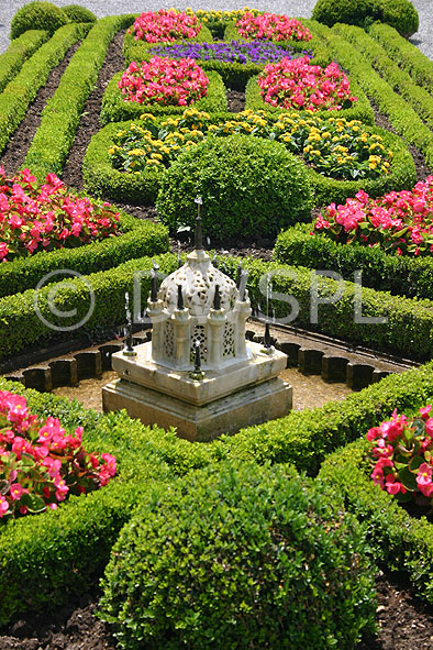 stock photo image: Europe, switzerland, swiss, garden, gardens, schloss oberhofen, oberhofen, schloss park, lake, lakes, thun, lake thun, alps, swiss alps.